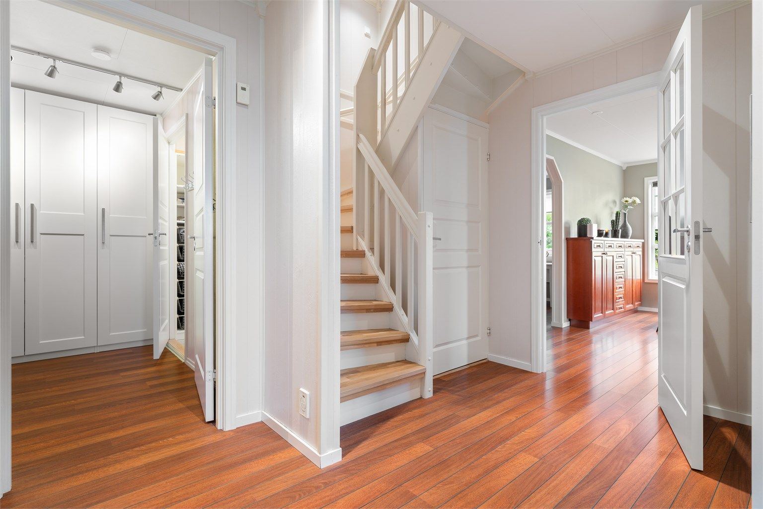 Boligen er oppvarmet med vannbåren varme i alle rom, noe som sørger for en behagelig og energieffektiv oppvarming.