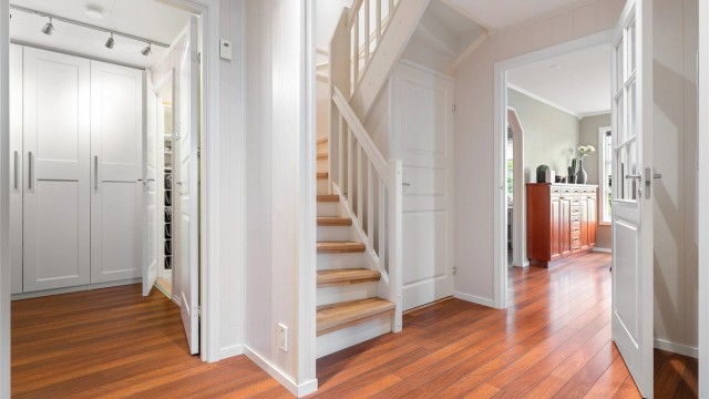 Boligen er oppvarmet med vannbåren varme i alle rom, noe som sørger for en behagelig og energieffektiv oppvarming.