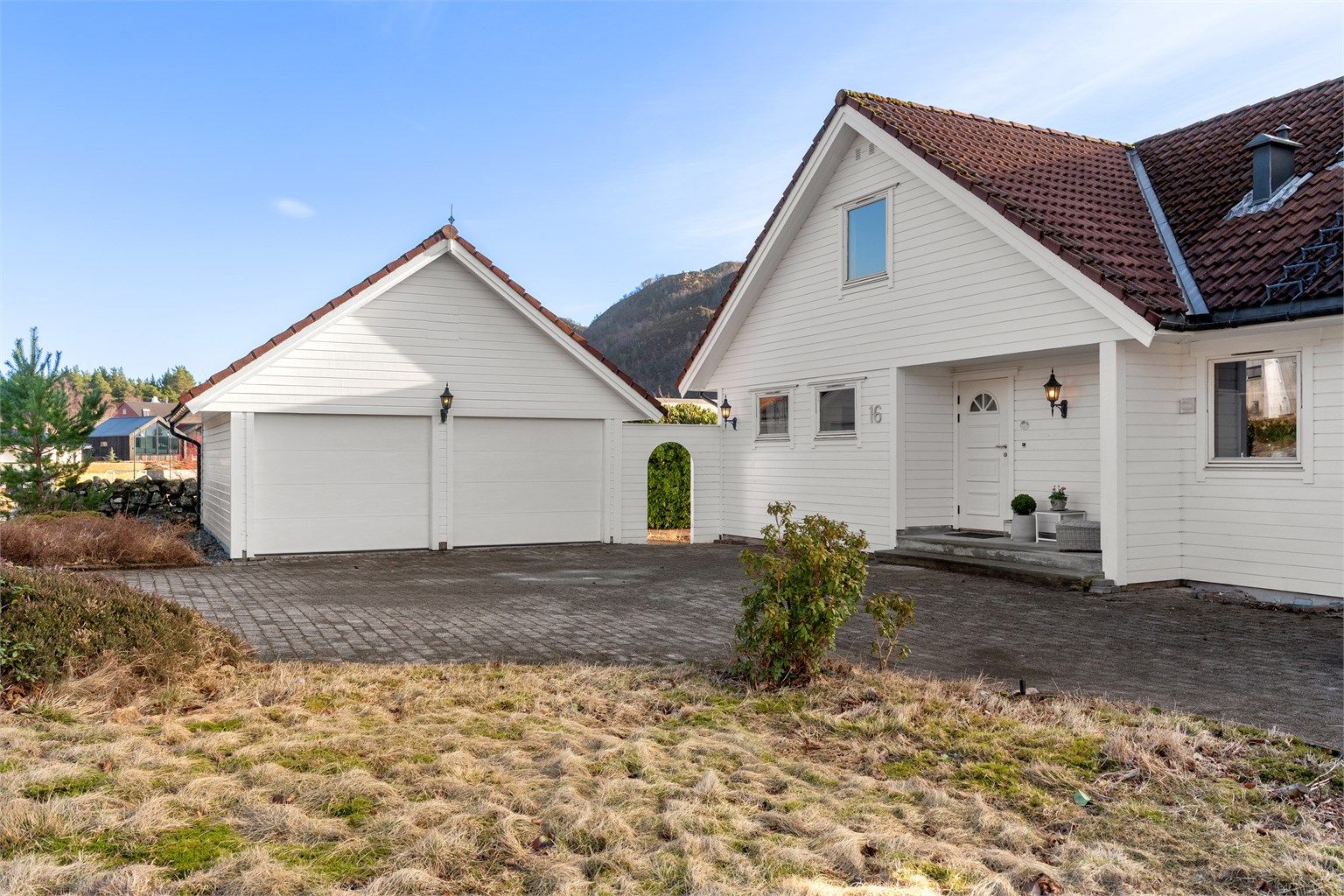 Dobbel garasje og inngangsparti til boligen mot nord 