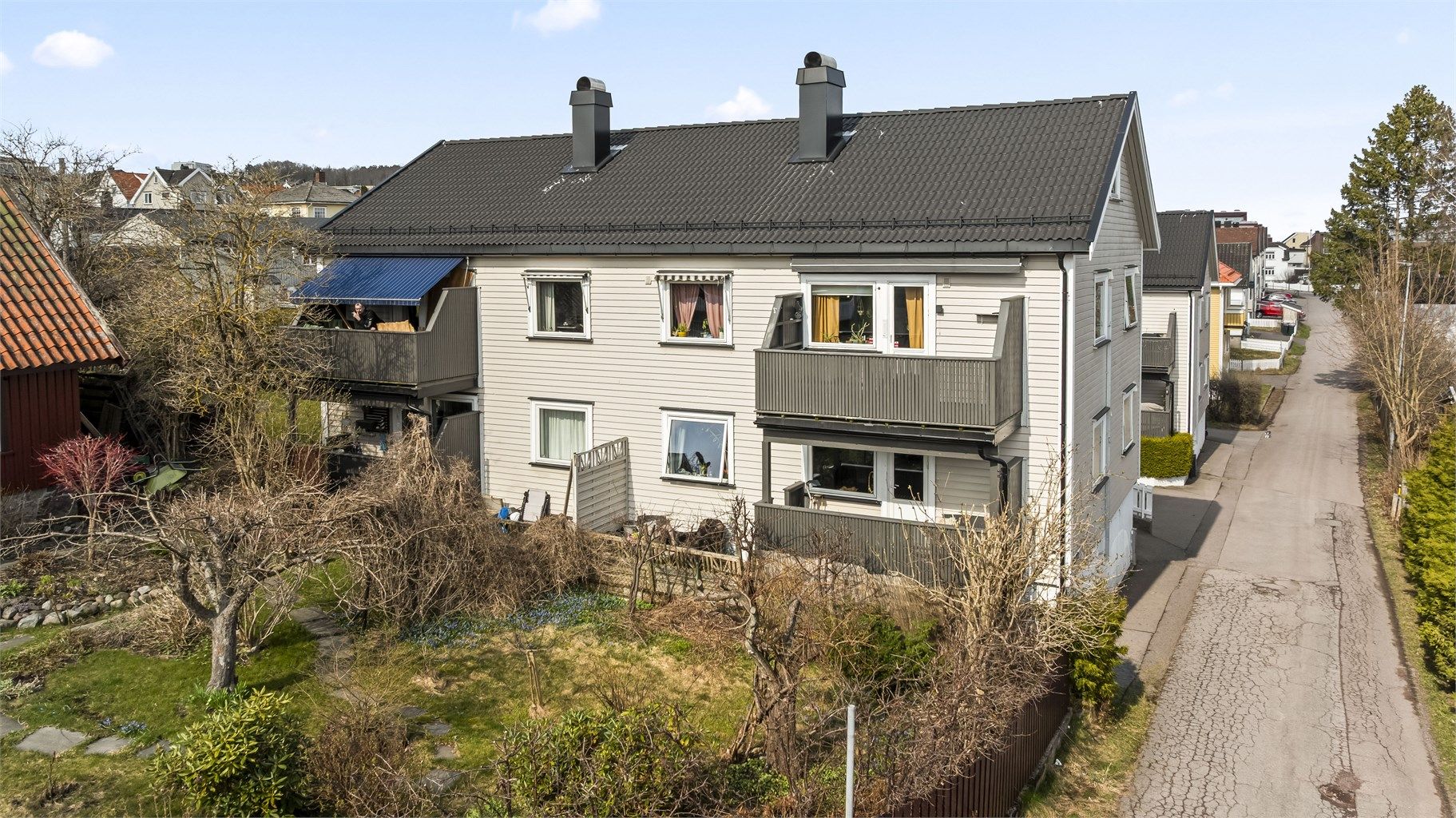 Eiendommen ligger 1. etg. i et rolig og etablert boligområde.