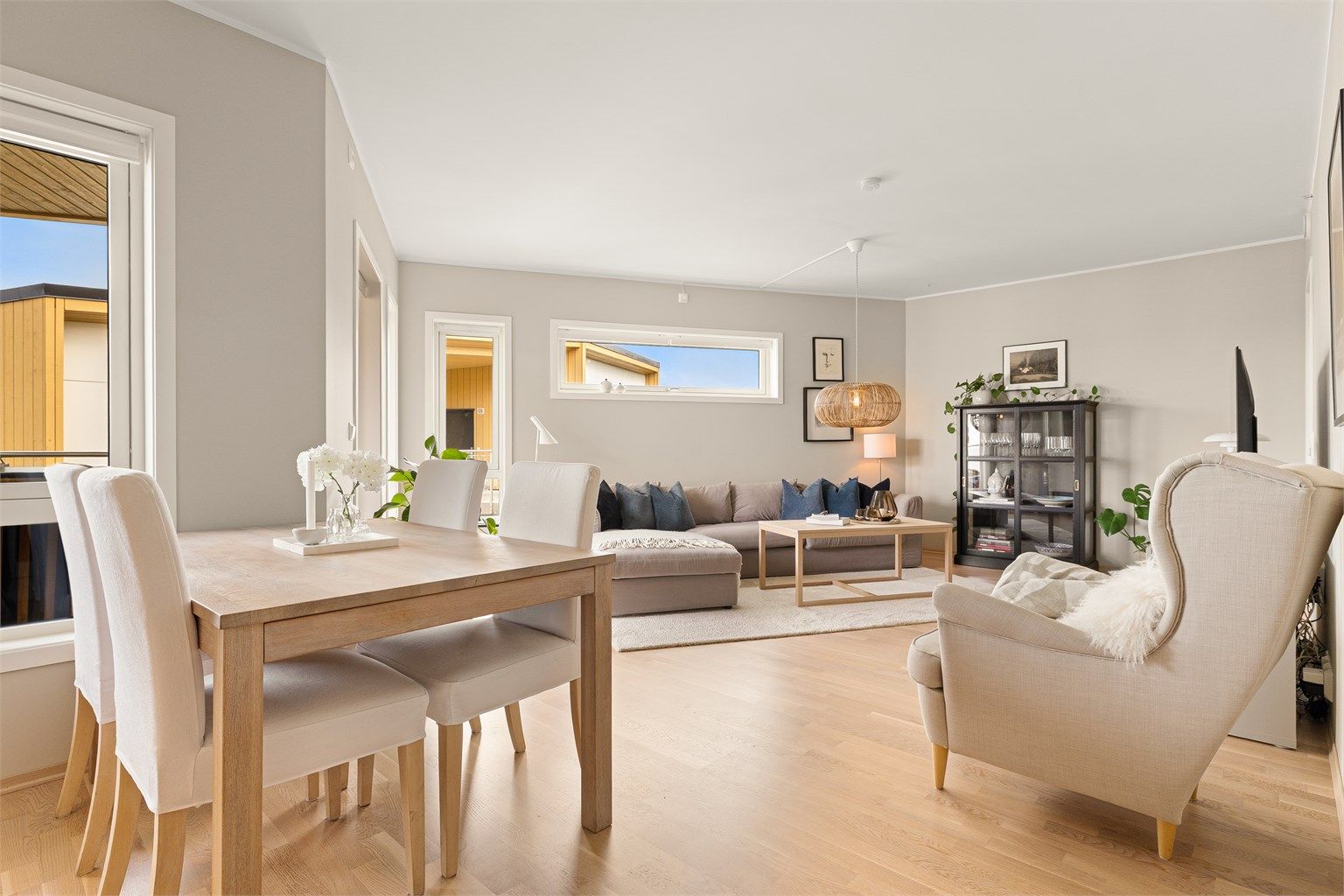 Velkommen til Apeltunhaugene 114, en lekker 3-roms med terrasse, altan, utsikt og gode solforhold. Trappefri adkomst og heis fra garasje til bolig. Perfekt for alle aldersgrupper.
Foto: [Stian Inderhaug]