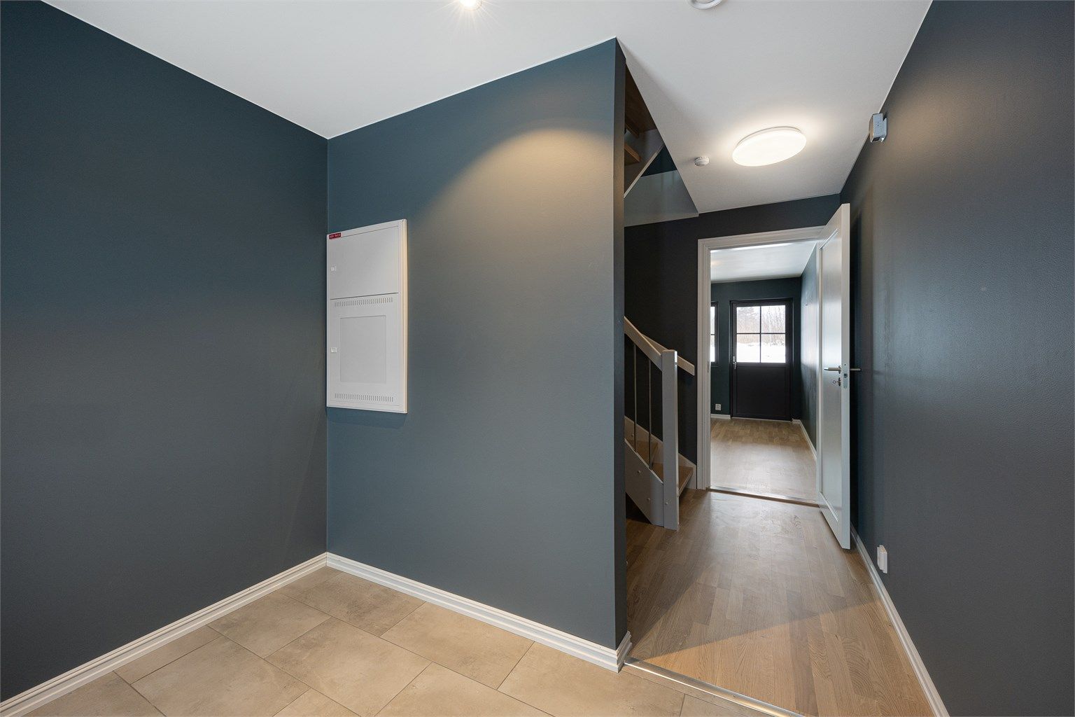 Gjennomgående tidsriktige fargevalg skaper en helhetlig atmosfære i boligen.