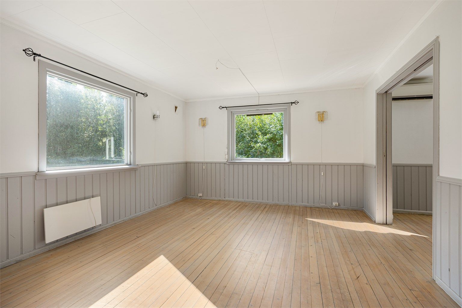 Stuen har heltre gulv og god plass til en stor sofagruppe.