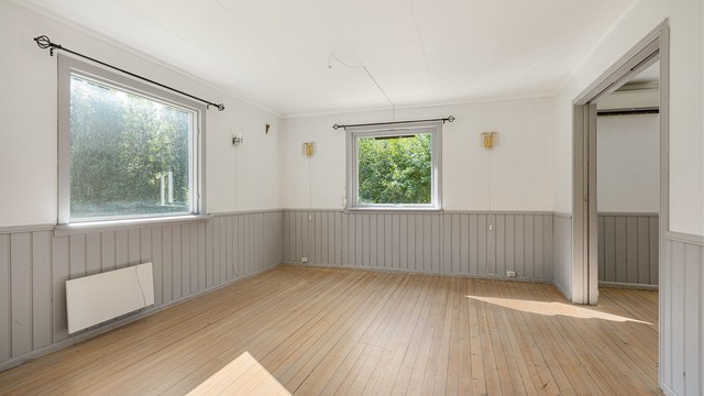 Stuen har heltre gulv og god plass til en stor sofagruppe.