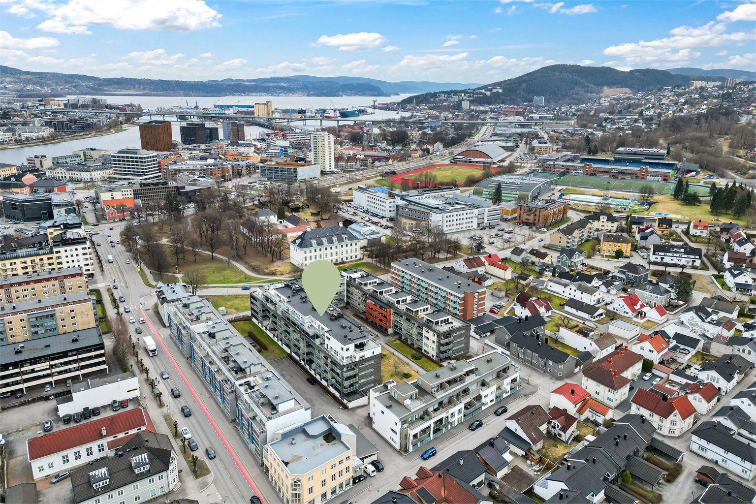 Pendlervennlig med kort gangavstand til togstasjon, bussknutepunkt og taxiholdeplass.