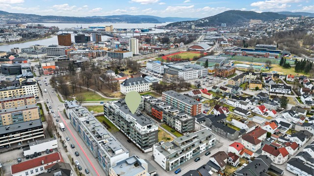 Pendlervennlig med kort gangavstand til togstasjon, bussknutepunkt og taxiholdeplass.