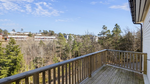 Natur på nedsiden av bygget. Det er kort vei til turstier og badevann.