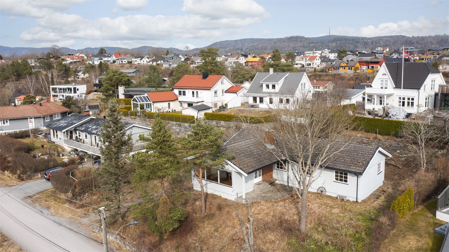 Boligen har en flott beliggenhet i et veletablert og populært villaområde med lite trafikk og gjennomkjøring.