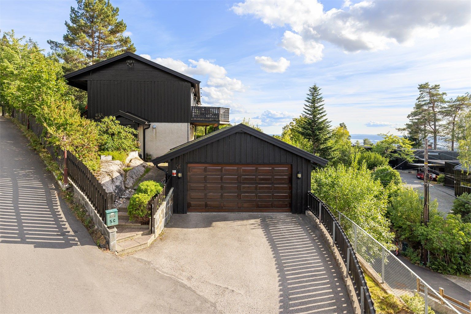 Boligen har en dobbelgarasje ved innkjørselen, samt plass til å parkere foran garasjen