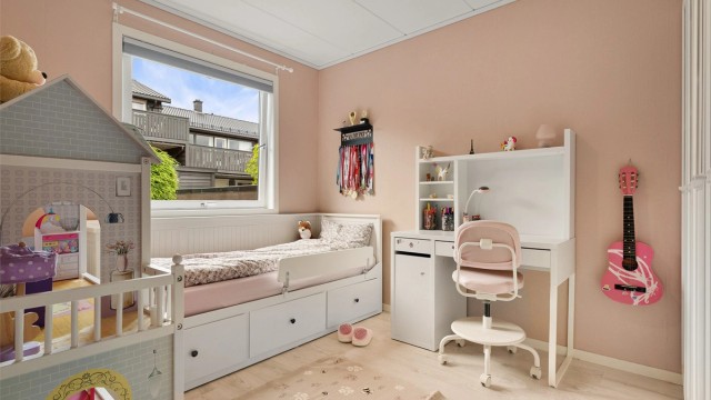 Koselig soverom med god plass til både seng og annet møblement.