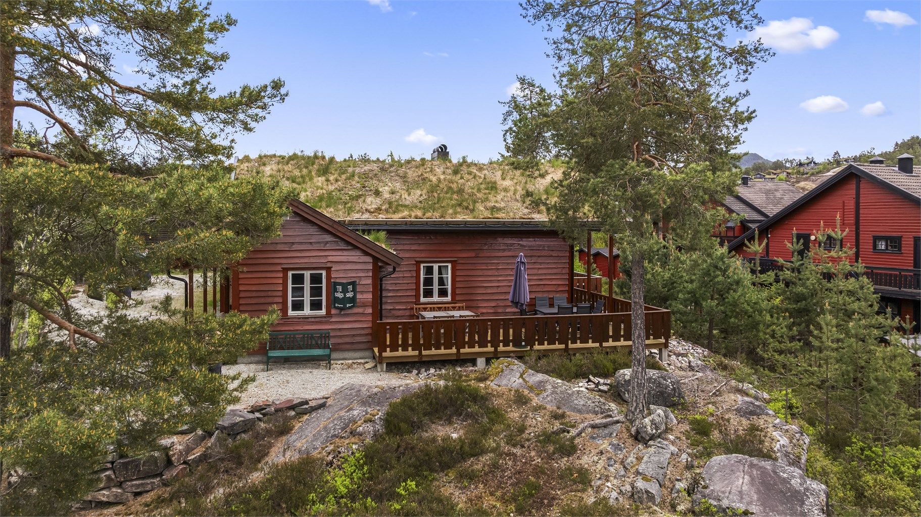 Den tilliggende tomten er åpen og solrik.
Fotograf: Fotograf Magik