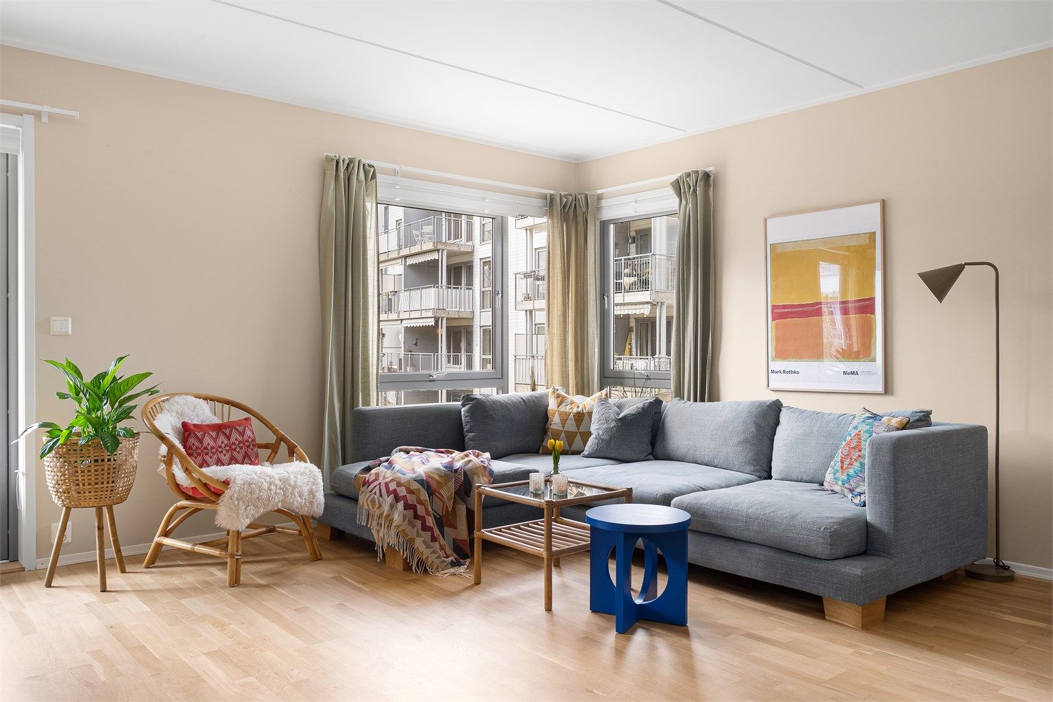 Stuen har god plass til en større sofagruppe og møblement etter ønske.