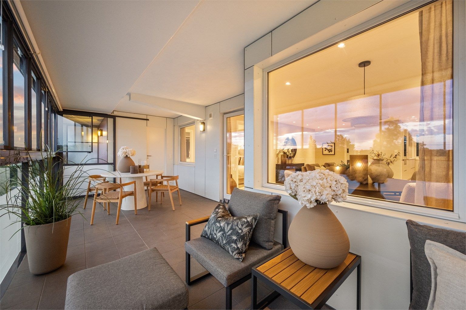 Den vestvendte og innglassede balkongen på 19 m² har flislagt dekke og skyvbare glassfelt.