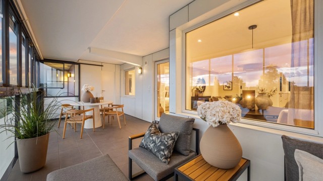 Den vestvendte og innglassede balkongen på 19 m² har flislagt dekke og skyvbare glassfelt.