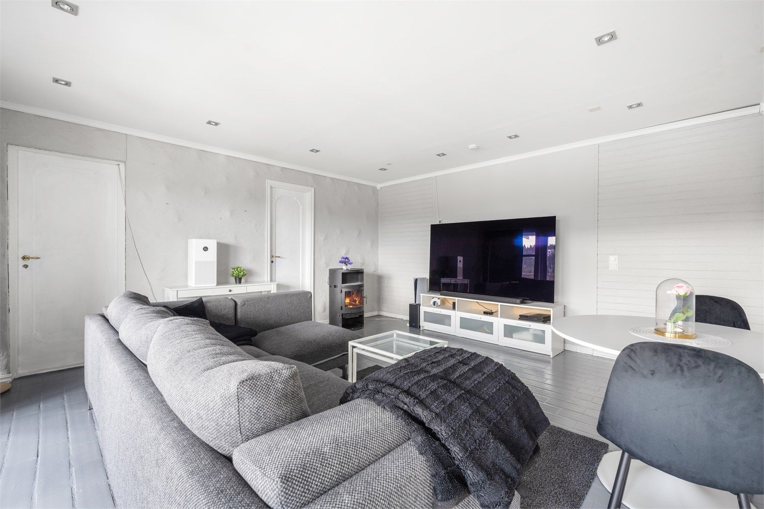 Stuen er av god størrelse og her er det plass til både sofagruppe og spisestue.