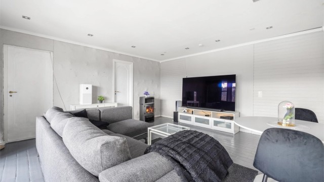 Stuen er av god størrelse og her er det plass til både sofagruppe og spisestue.