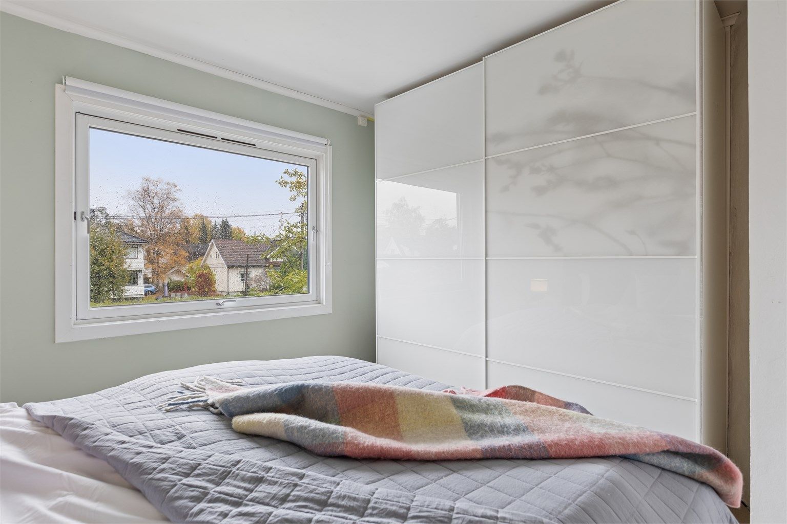 Romslig skyvedørsgarderobe gir rikelig med oppbevaringsplass på soverommet.