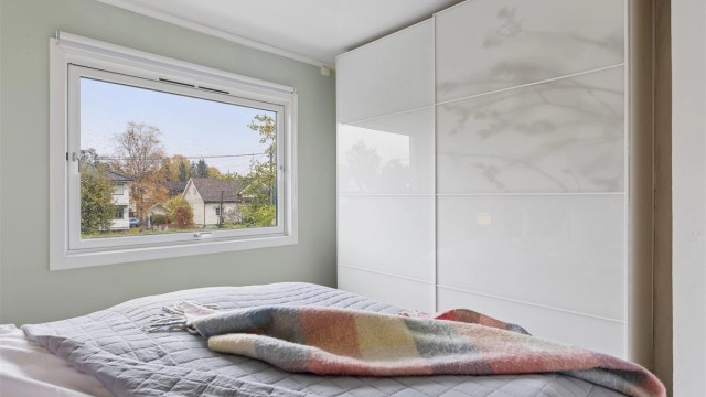 Romslig skyvedørsgarderobe gir rikelig med oppbevaringsplass på soverommet.