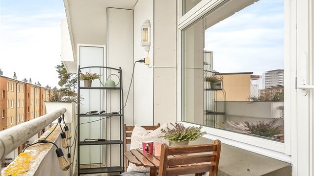 Trivelig balkong med plass til møblering.