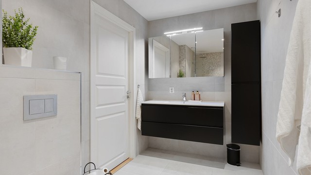Vegghengt servantinnredning og høyskap. Downlights i himling