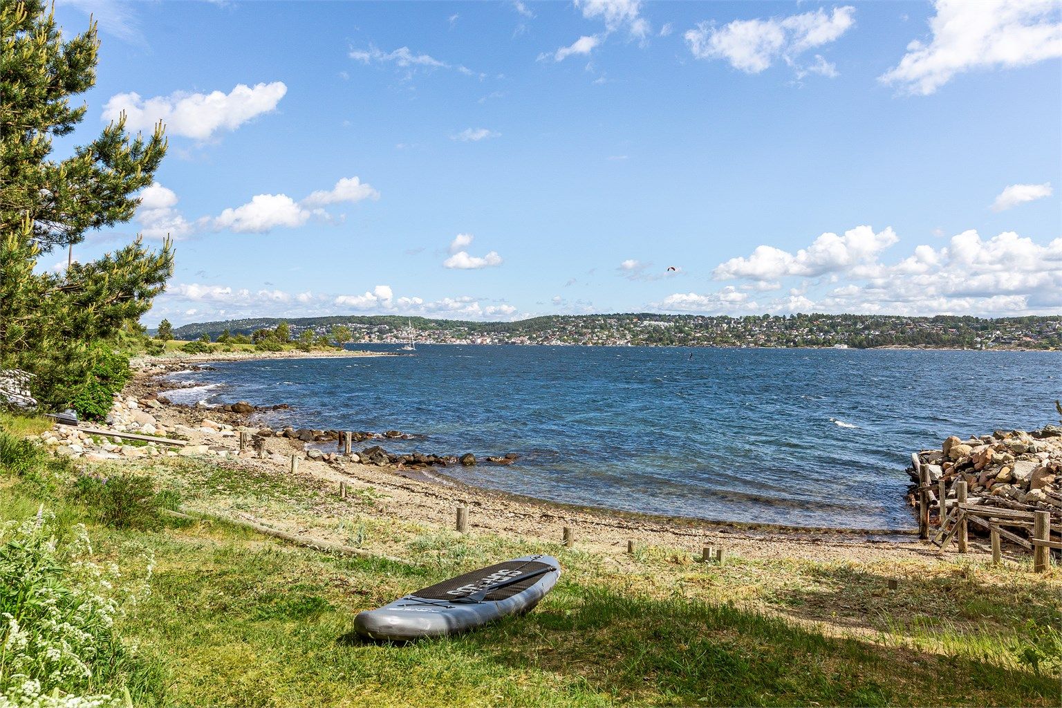 Stranden tilhørende boligen rett på nedsiden av huset 