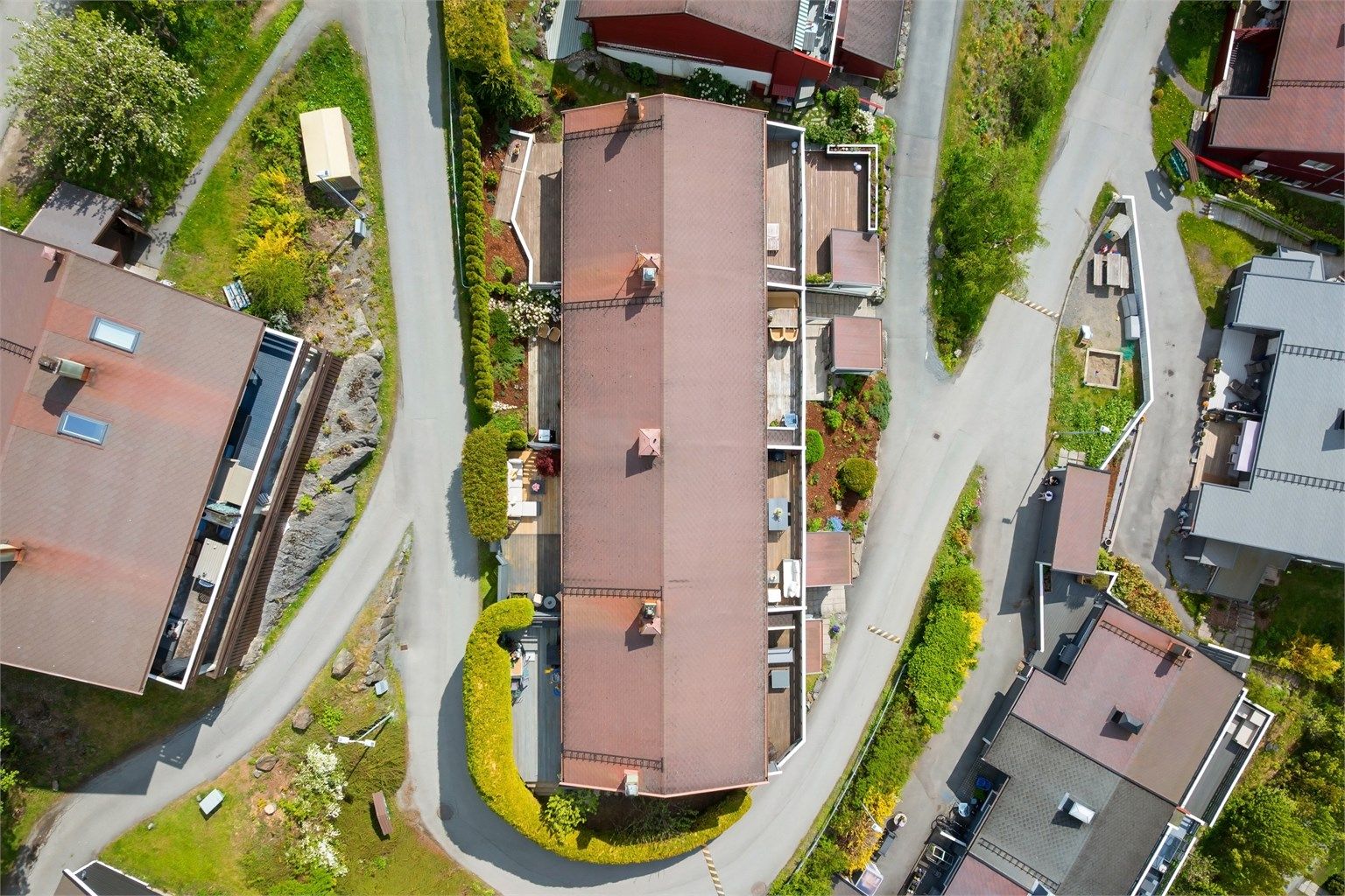 Boligen disponerer en egen parkeringsplass (nr. 46) i felles garasjeanlegg.