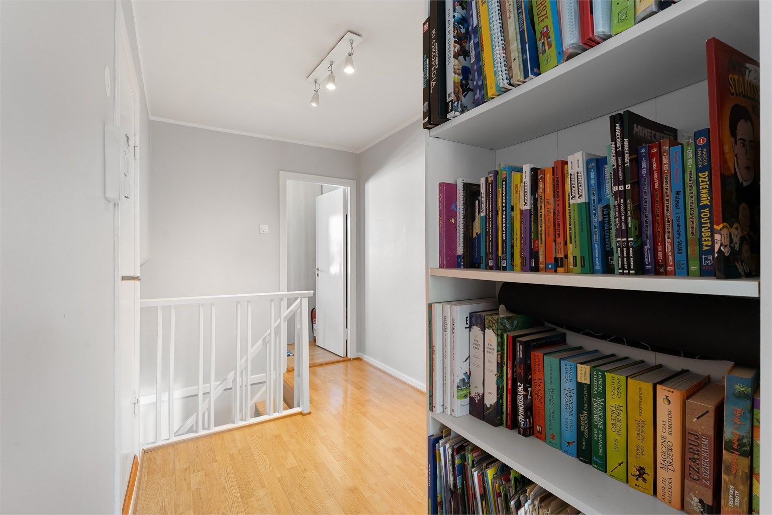 Gangen gir tilgang til alle tre soverom og badet.