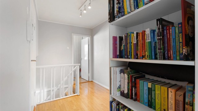 Gangen gir tilgang til alle tre soverom og badet.