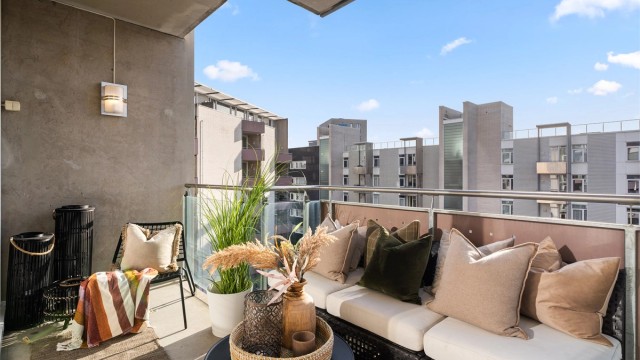 Balkong er av god størrelse og ar god plass til lounge gruppe og gassgrill.
