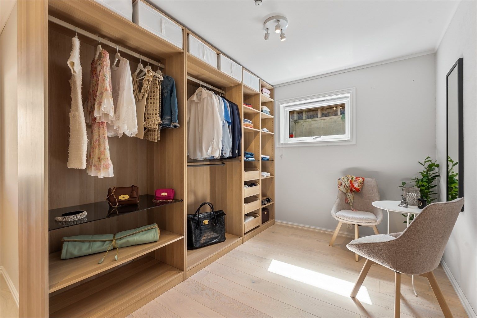 Innredet rom i underetasjen, her benyttet som garderobe.