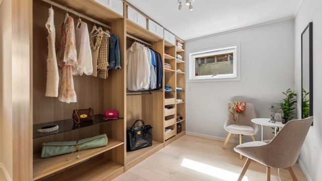 Innredet rom i underetasjen, her benyttet som garderobe.