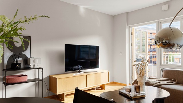 Store vindusflater gir godt med dagslys og en fin kontakt med balkongen og omgivelsene utenfor.