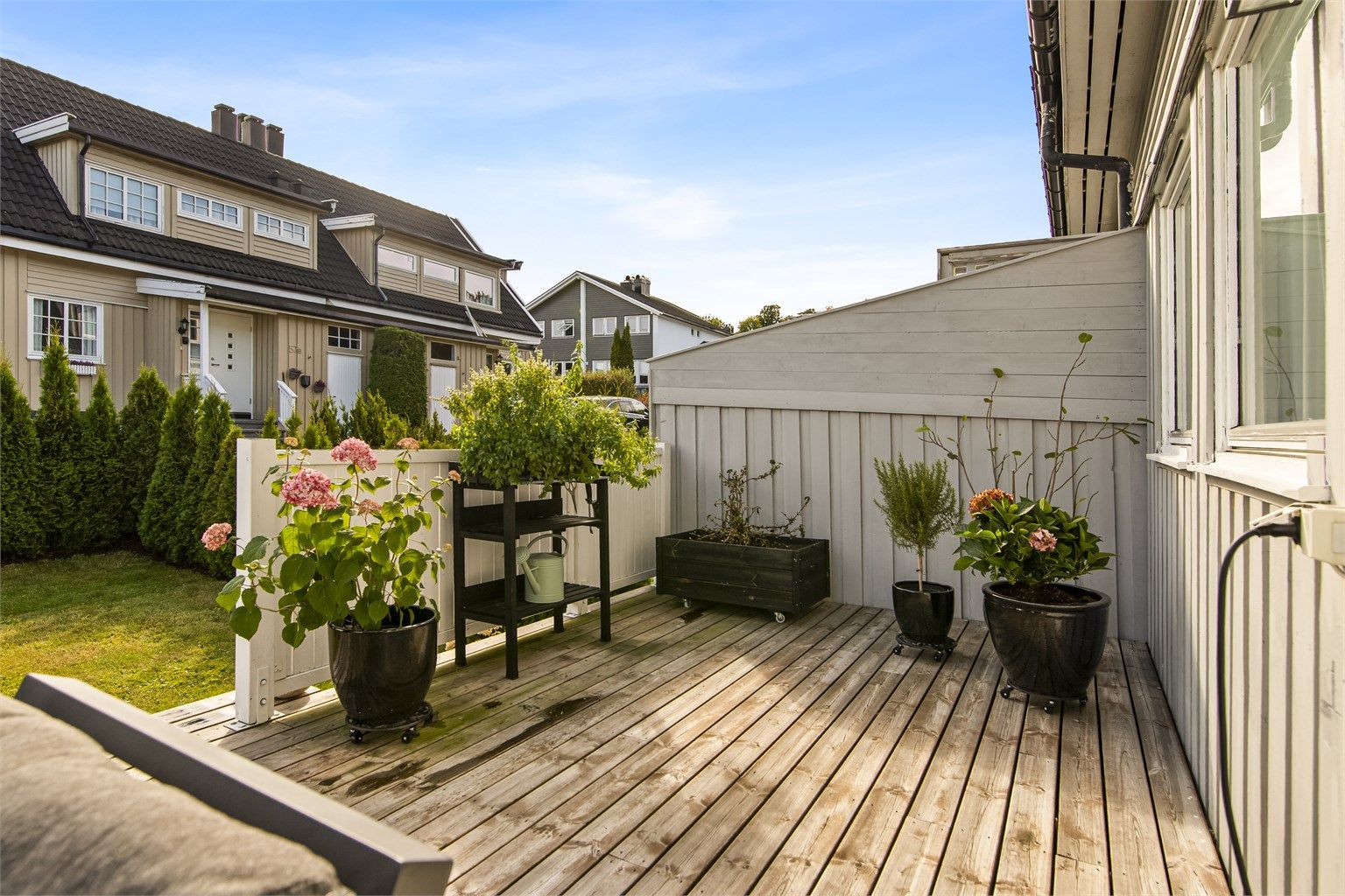 Terrassen er et hyggelig uterom i sommerhalvåret.