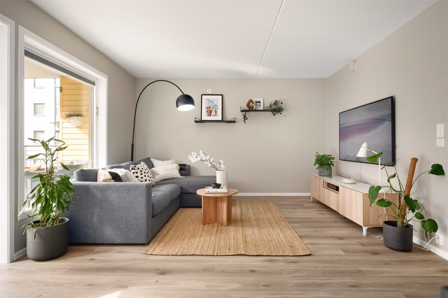 Det er rikelig med lysinnslipp fra store vindusflater som skaper en åpen og luftig romfølelse.