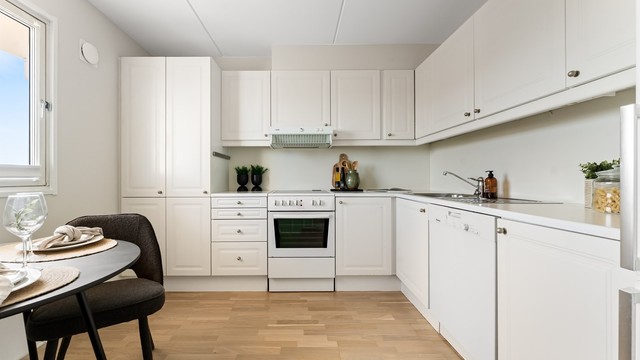 Romslig kjøkken med profilert innredning og plass til spisebord