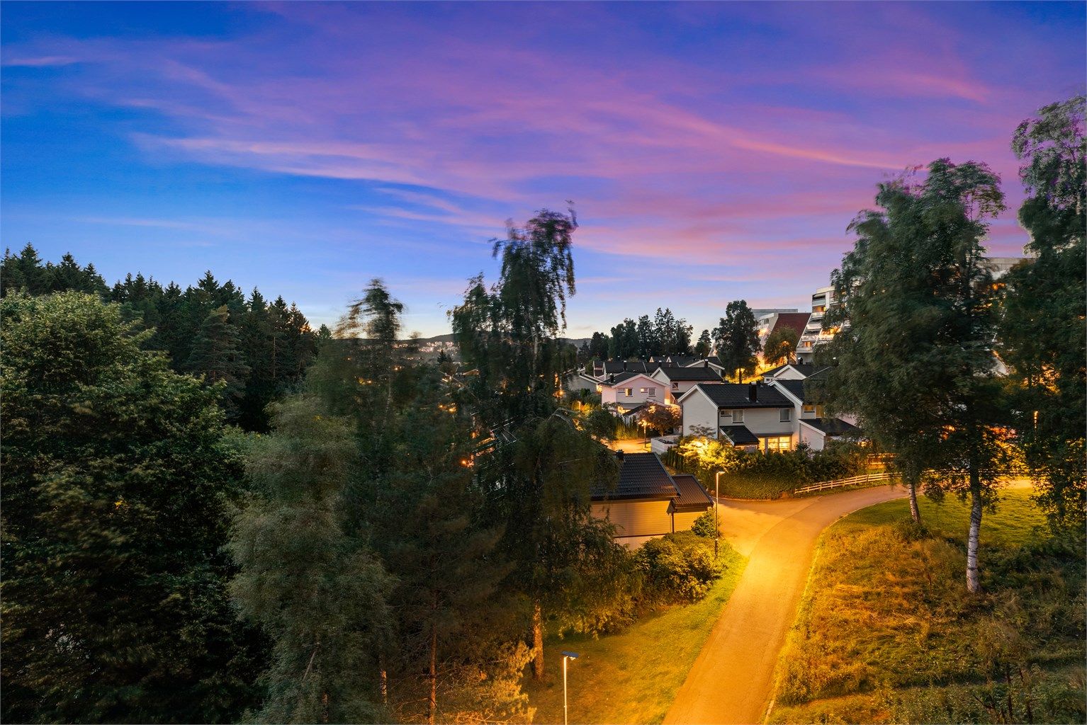 Nærområdet er landlig og har nærhet til marka.