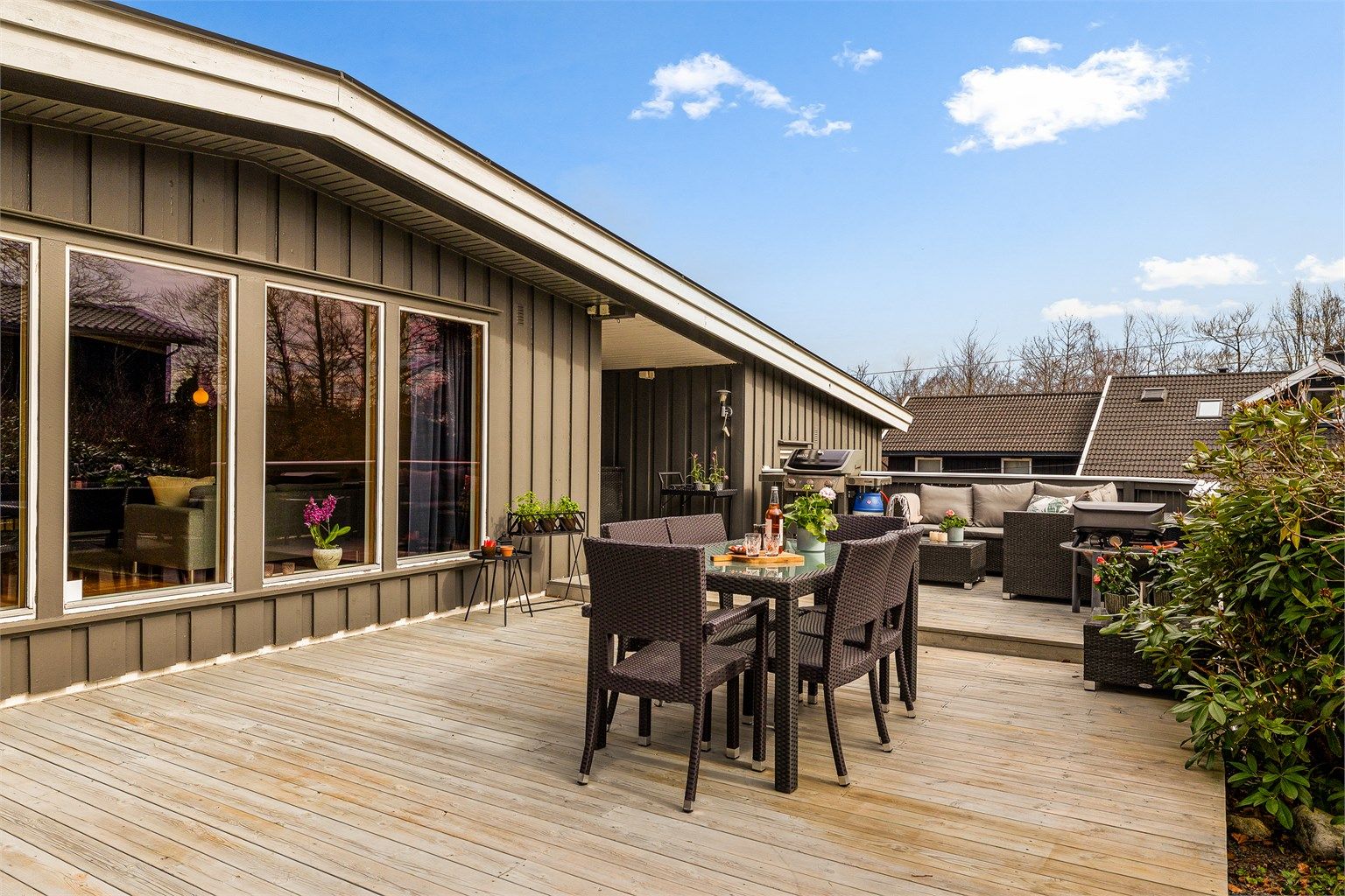 Den store, sydvendte terrassen på 47 m² er et naturlig samlingspunkt med god plass til både spise- og sittegrupper.