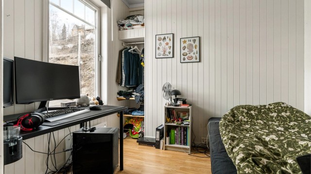 Ett av fire soverom i den store leiligheten i 2. etasje.