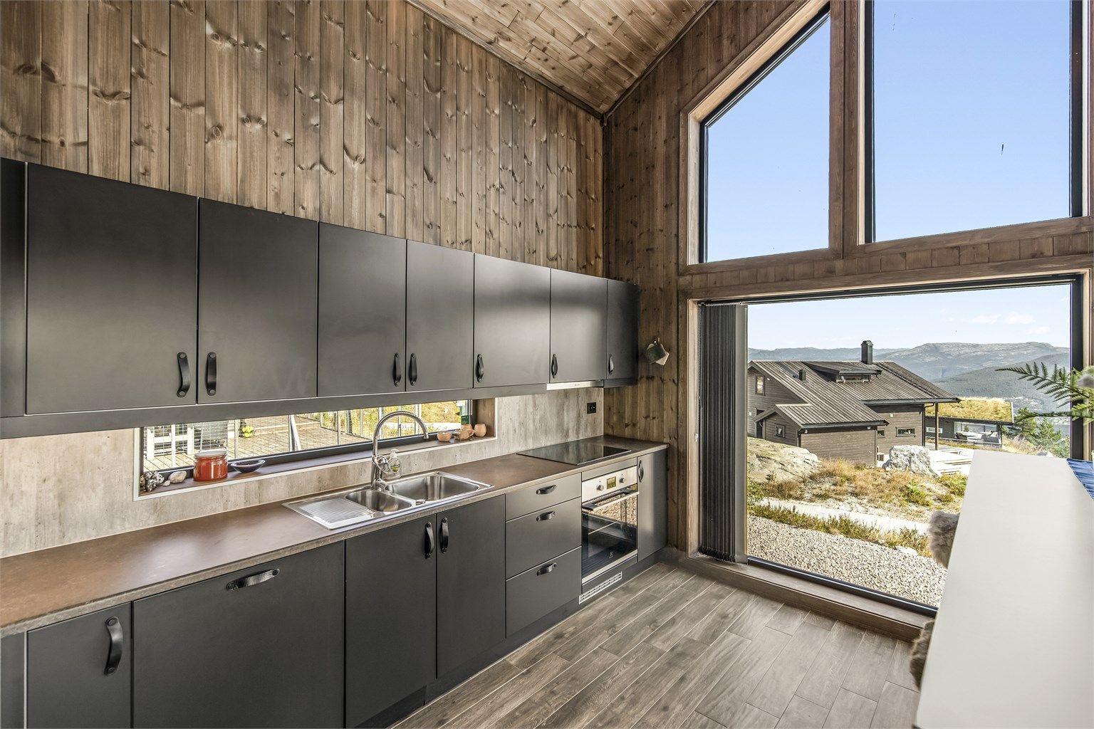 Store vindusflater som gir naturlig godt lys, utsikt og en svært god romfølelse