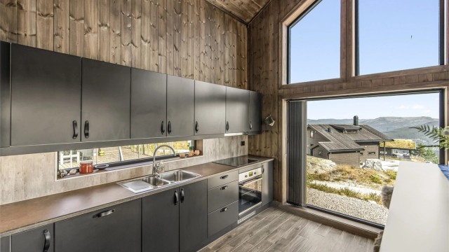 Store vindusflater som gir naturlig godt lys, utsikt og en svært god romfølelse