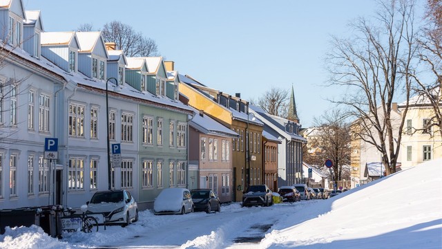 Området kombinerer historisk bebyggelse med moderne byliv, med kort vei til Kampen og tilliggende strøk i Gamle Oslo.