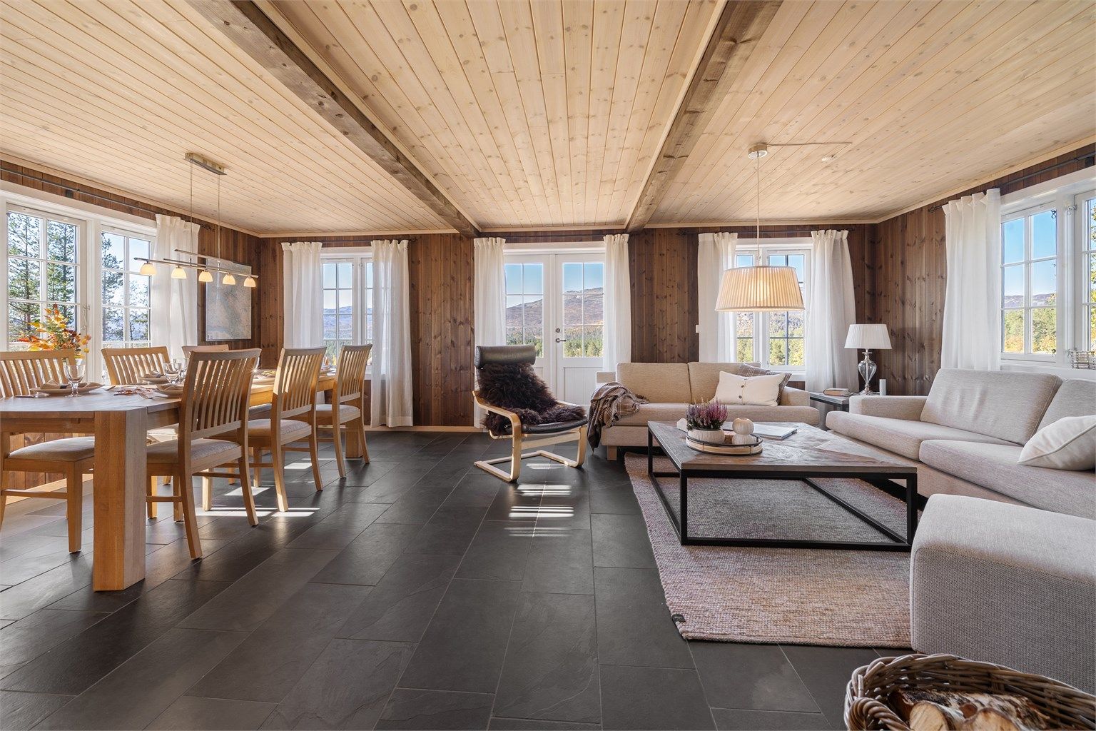 Stue med gode lysforhold og flott utsikt. Utgang solrik terrasse.