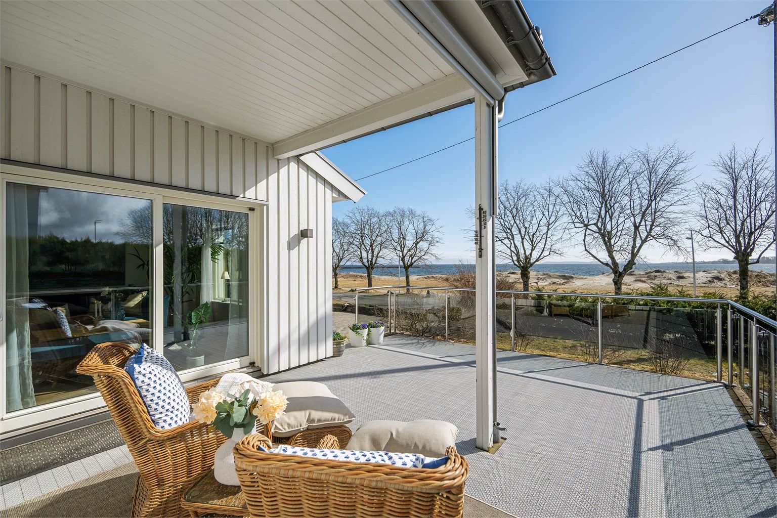 Den sørvestvendte terrassen på 27 m² er delvis overbygget, og har god plass til en sittegruppe.