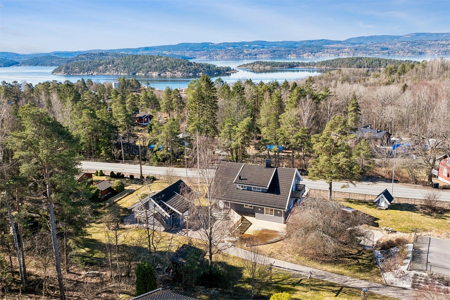 Velholdt, innholdsrik og gjennomtenkt enebolig over tre plan, med innredet anneks  og usjenert beliggenhet. Foto: Per O. Skjellnan v/Eftk.