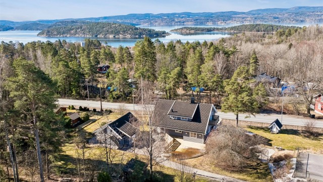 Velholdt, innholdsrik og gjennomtenkt enebolig over tre plan, med innredet anneks og usjenert beliggenhet. Foto: Per O. Skjellnan v/Eftk.