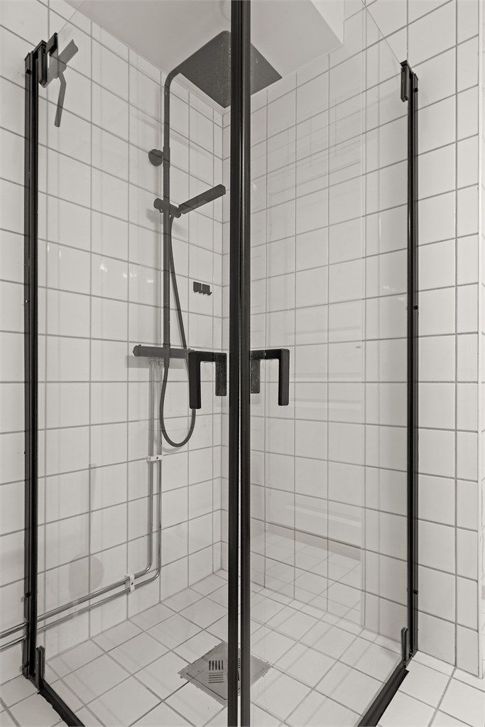 Dusjhjørne med praktiske, innfellbare glassdører.