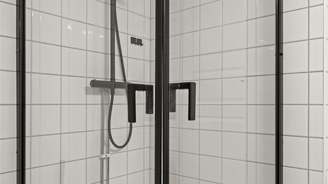 Dusjhjørne med praktiske, innfellbare glassdører.