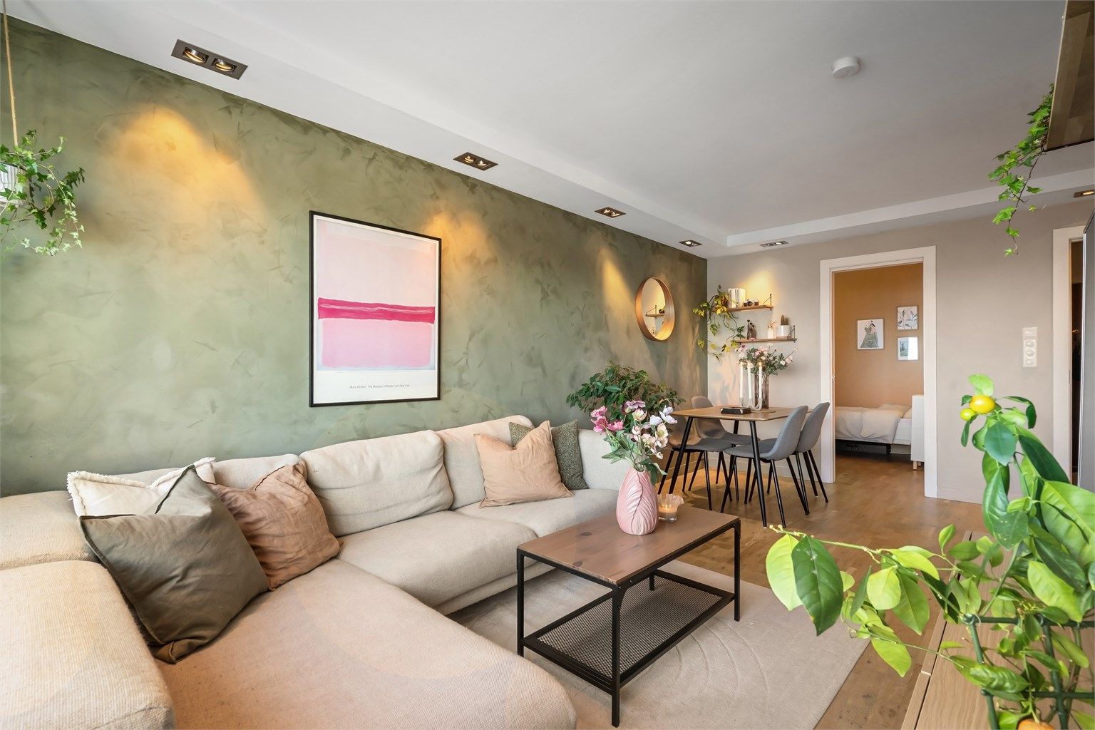 Stuen har god plass til både sofagrupper og spisebord. Rikelig med naturlig lys fra vindusflatene