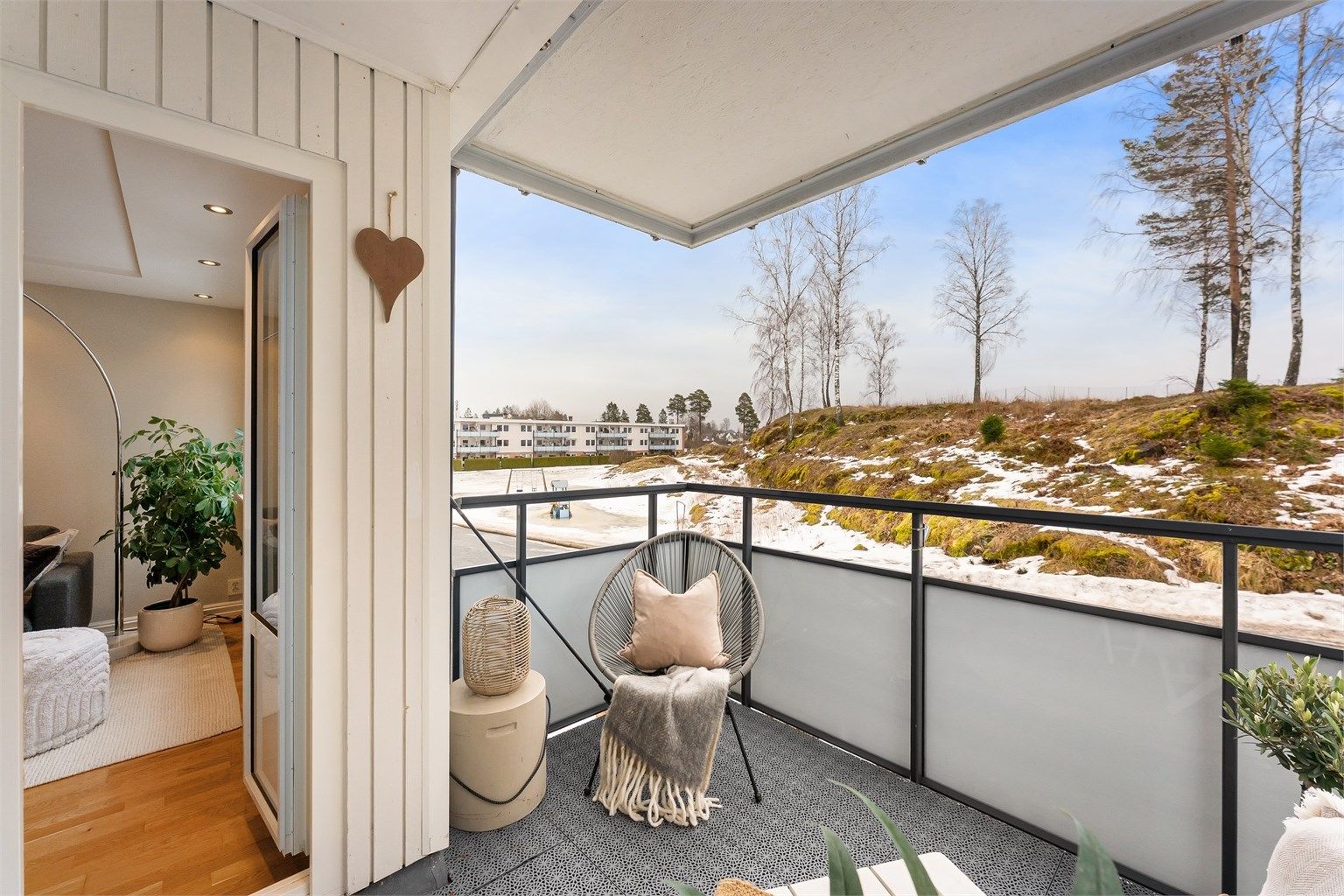 Fra stuen er det direkte utgang til balkongen på 6 m².