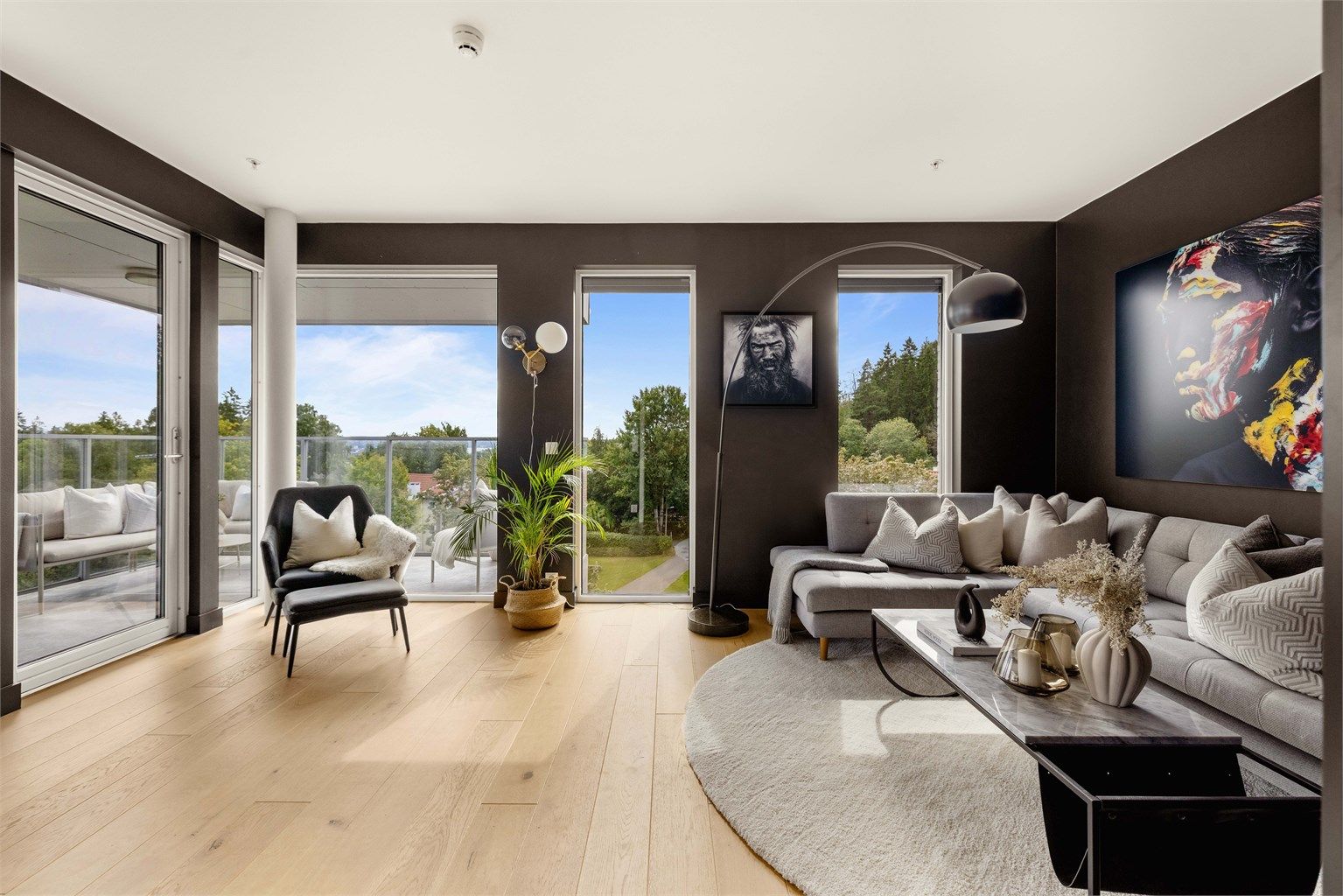 Dette er en lys og attraktiv hjørneleilighet med praktisk planløsning, store vindusflater og utgang til en herlig balkong med utsikt. Foto: Studio Solberg. 